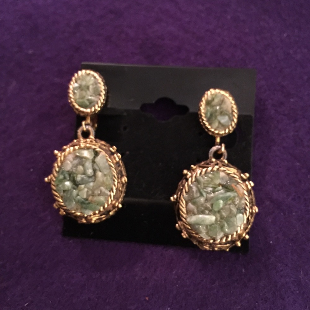 Vintage Jade Chips & Gold Tone Clip On Earrings - Picture 4 of 8